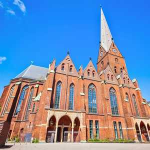 Entdecken Sie Hamburg mit Hop-On Hop-Off Bustouren – Maßgeschneidertes Sightseeing im Jahr 2026 Erkunden Sie Hamburg in Ihrem eigenen Tempo mit Hop-On Hop-Off Bustouren – Panoramablick, Audioguides und unbegrenzte Stopps im Jahr 2026