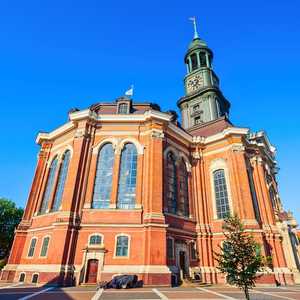 Besuchen Sie Hamburg von einem Hop-On Hop-Off Sightseeing-Bus aus – Erkunden Sie Wahrzeichen und Attraktionen im Jahr 2026 Steigen Sie in Hamburg, Deutschland in den offenen Bus ein – Entdecken Sie Top-Attraktionen, Denkmäler und Geheimtipps mit einer Hop-On Hop-Off Tour im Jahr 2026