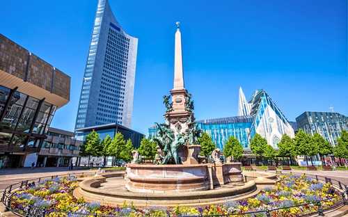 Leipzig Hop-On-Hop-Off-Bus Open-Top-Sightseeing-Bus am Völkerschlachtdenkmal in Leipzig